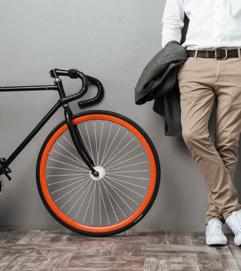 uma bicicleta e um homem ao lado