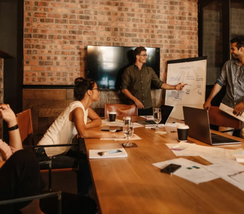 diretor da empresa mostrando desempenho da empresa e analisando custos com plano de saude para sua equipe